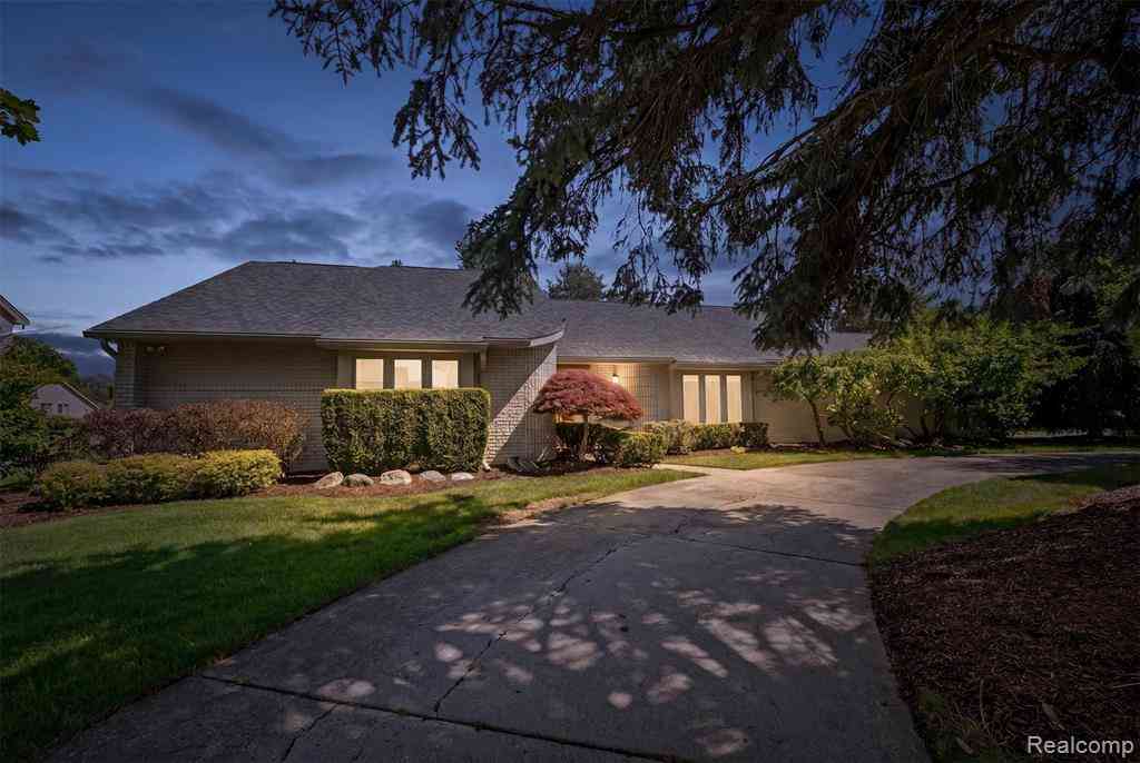 Homes For Sale - 4771 Mada Court <br/> West Bloomfield, MI 48322