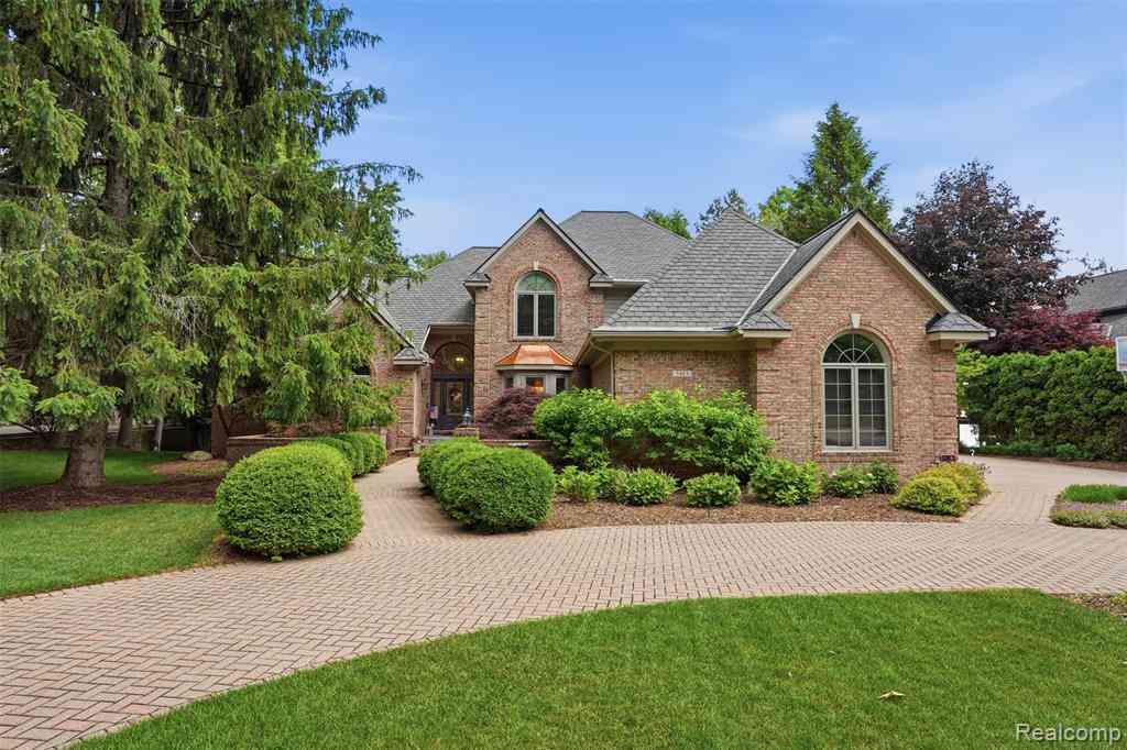 Homes For Sale - 5483 Lake Ridge Drive <br/> Brighton, MI 48116