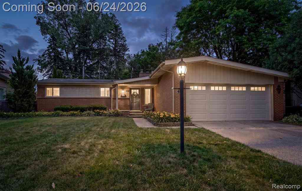 Homes For Sale - 14196 Loveland Street <br/> Livonia, MI 48154