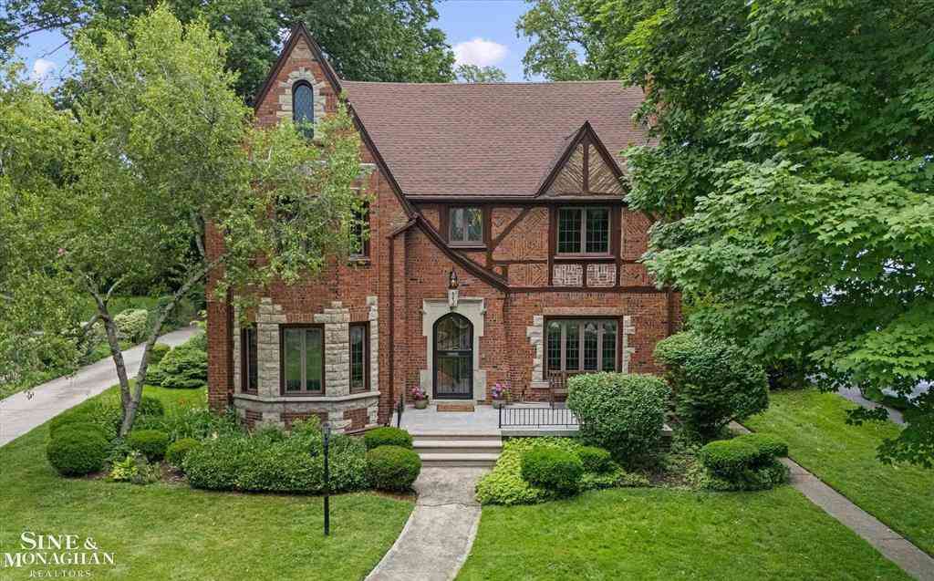 Homes For Sale - 542 Lakepointe Street <br/> Grosse Pointe Park, MI 48236