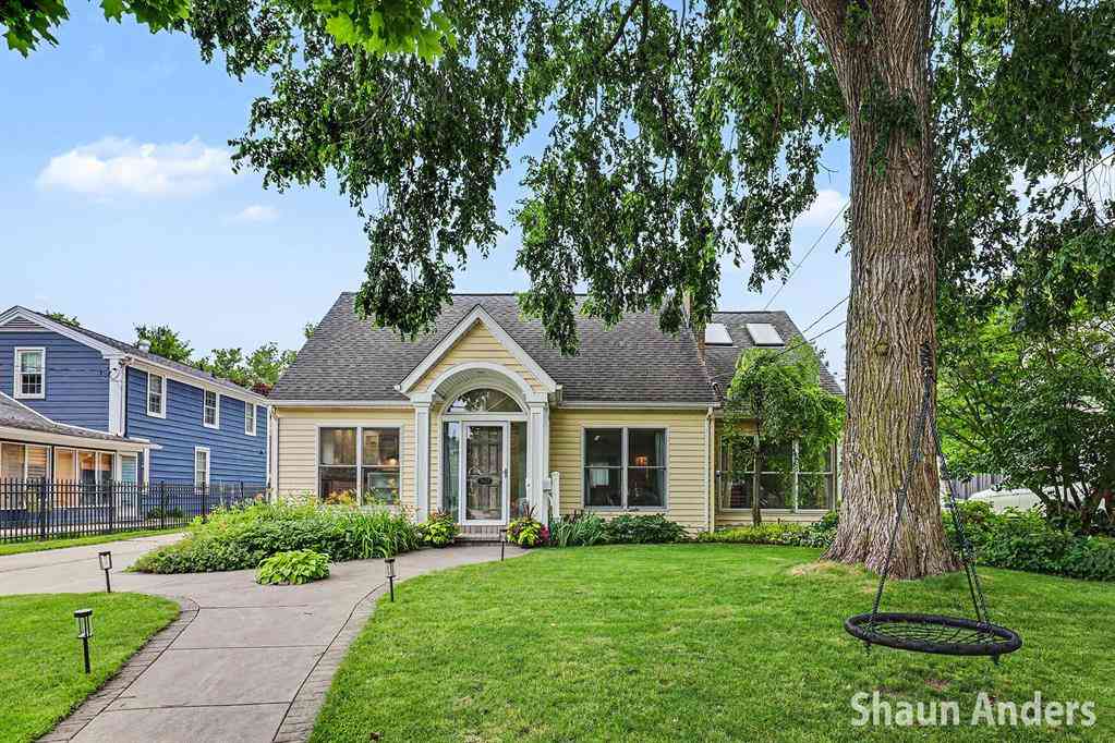 Homes For Sale - 2627 Hall Street Se SE<br/> Grand Rapids, MI 49506