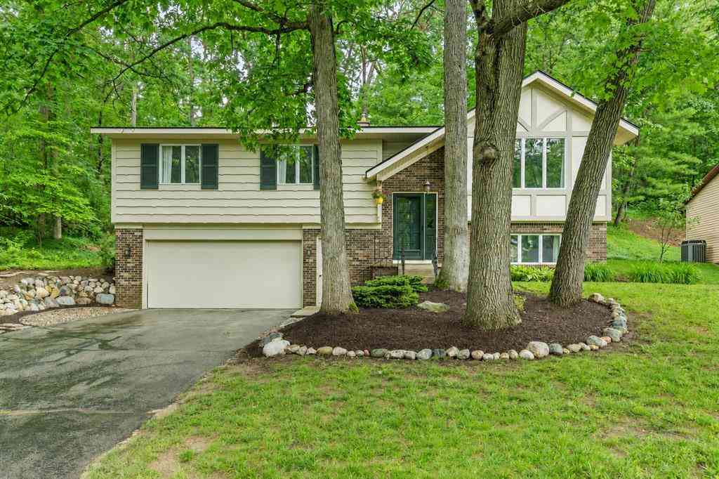Homes For Sale - 2121 Timberview Drive Ne NE<br/> Grand Rapids, MI 49525