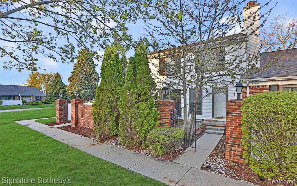 Condo For Sale - 38730 Golfview Drive E E<br/> Clinton Township, MI 48038