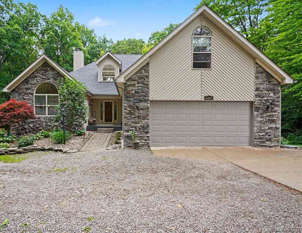 Homes For Sale - 13275 Old Oaks Drive <br/> Fenton, MI 48430