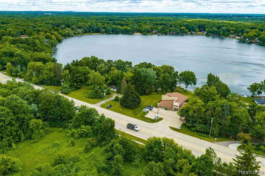 Homes For Sale - 11032 Grand River Road <br/> Brighton, MI 48116