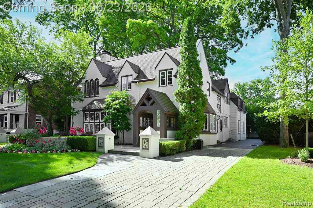 Homes For Sale - 680 Wimbleton Drive <br/> Birmingham, MI 48009