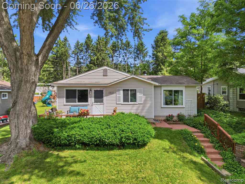 Homes For Sale - 10610 Estola Avenue <br/> White Lake, MI 48386