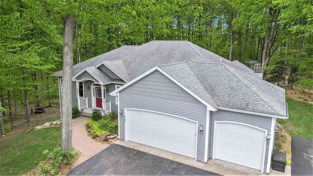 Homes For Sale - 2725 Blue Meadow Drive <br/> Traverse City, MI 49685