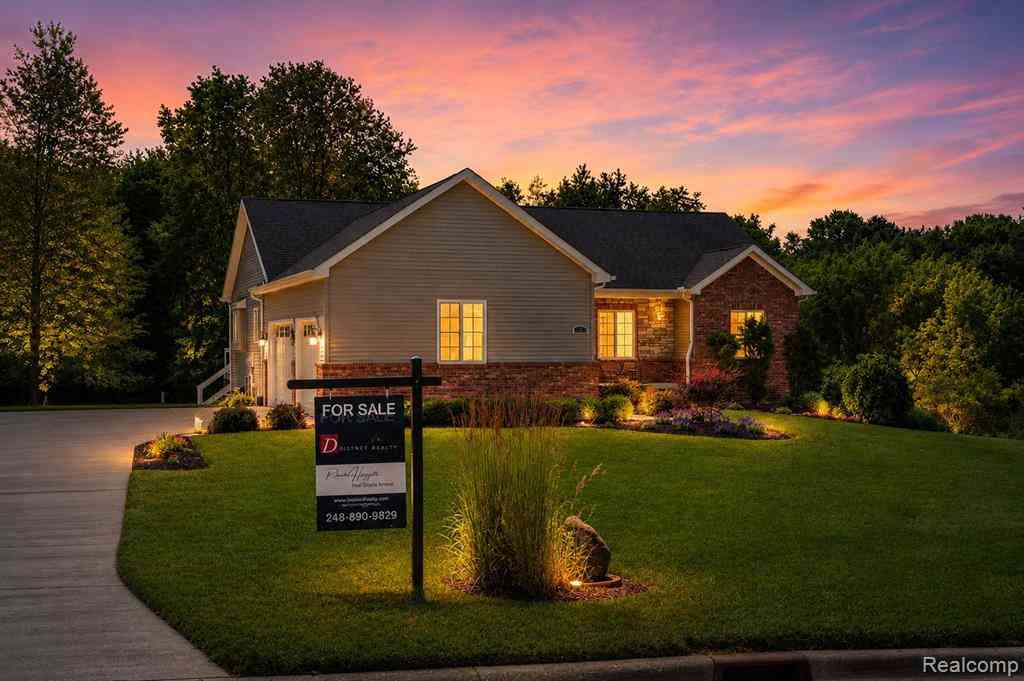 Homes For Sale - 697 Lee Court <br/> Oxford, MI 48371