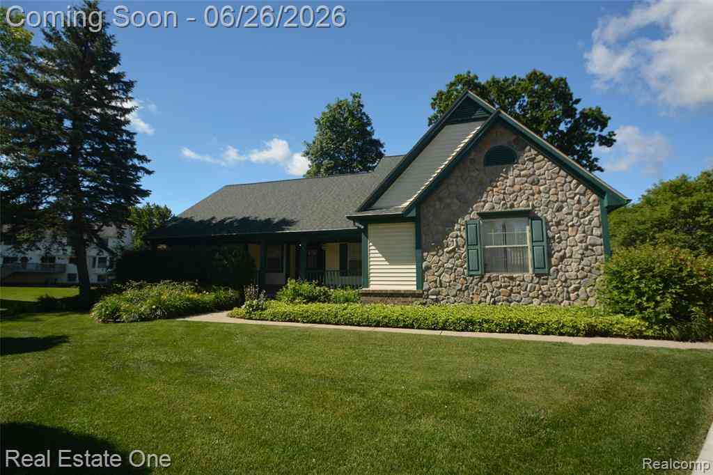 Homes For Sale - 2140 W View Court <br/> Lake Orion, MI 48360