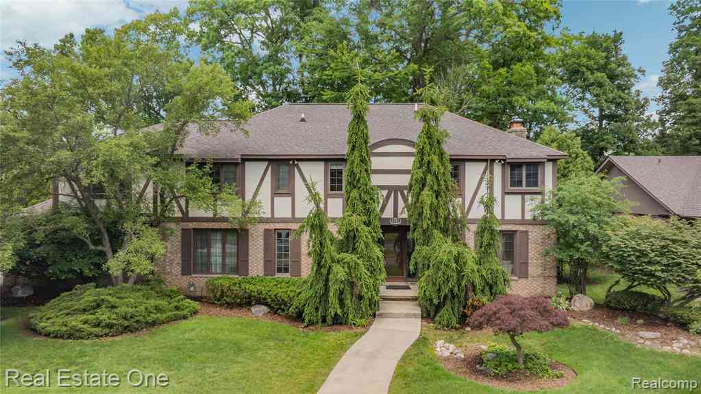 Homes For Sale - 2250 Bloomfield Woods Court <br/> West Bloomfield, MI 48323