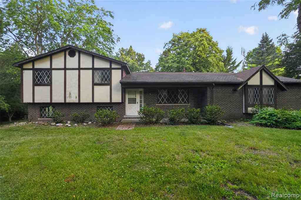 Homes For Sale - 16955 English Road <br/> Washtenaw County, Manchester, MI 48158