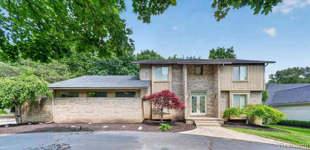 Homes For Sale - 6153 Pickwood Drive <br/> West Bloomfield, MI 48322