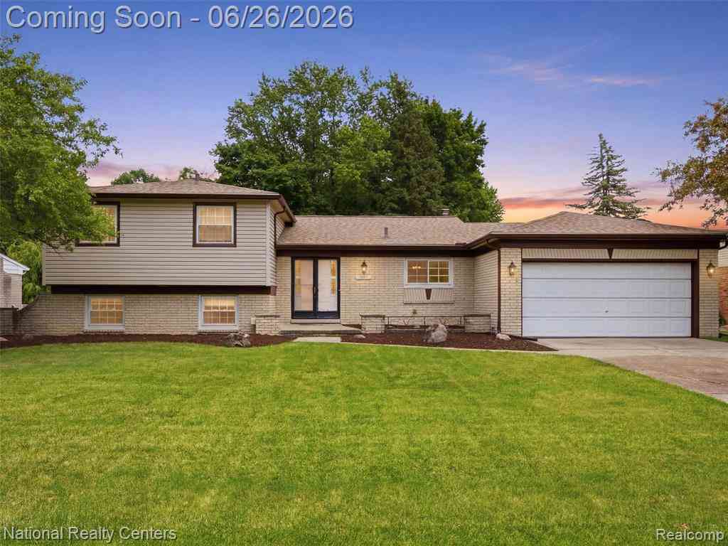 Homes For Sale - 17418 Country Club Drive <br/> Livonia, MI 48152