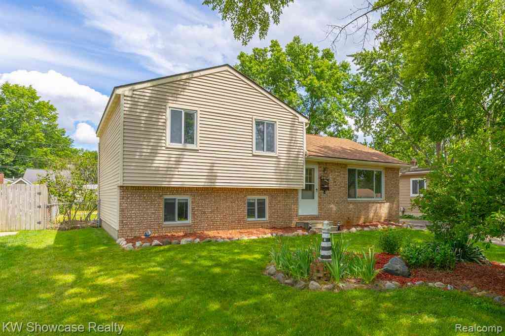 Homes For Sale - 3412 W Clarice Avenue <br/> Highland, MI 48356
