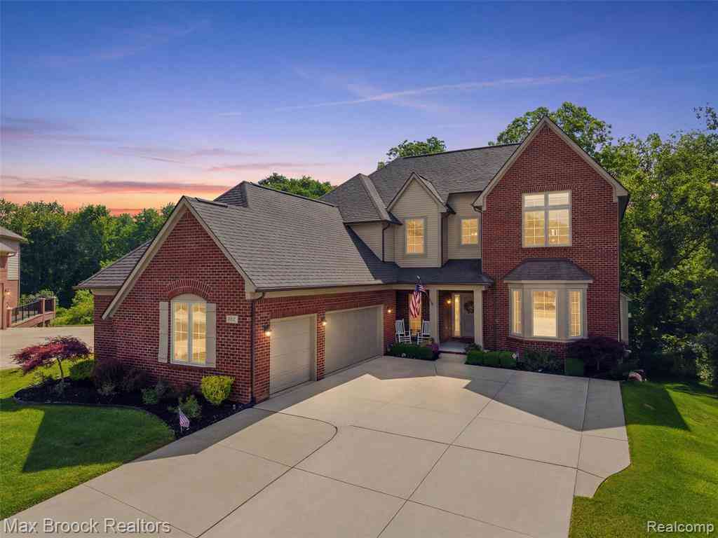Homes For Sale - 583 Birchcrest Court <br/> Oakland, MI 48363