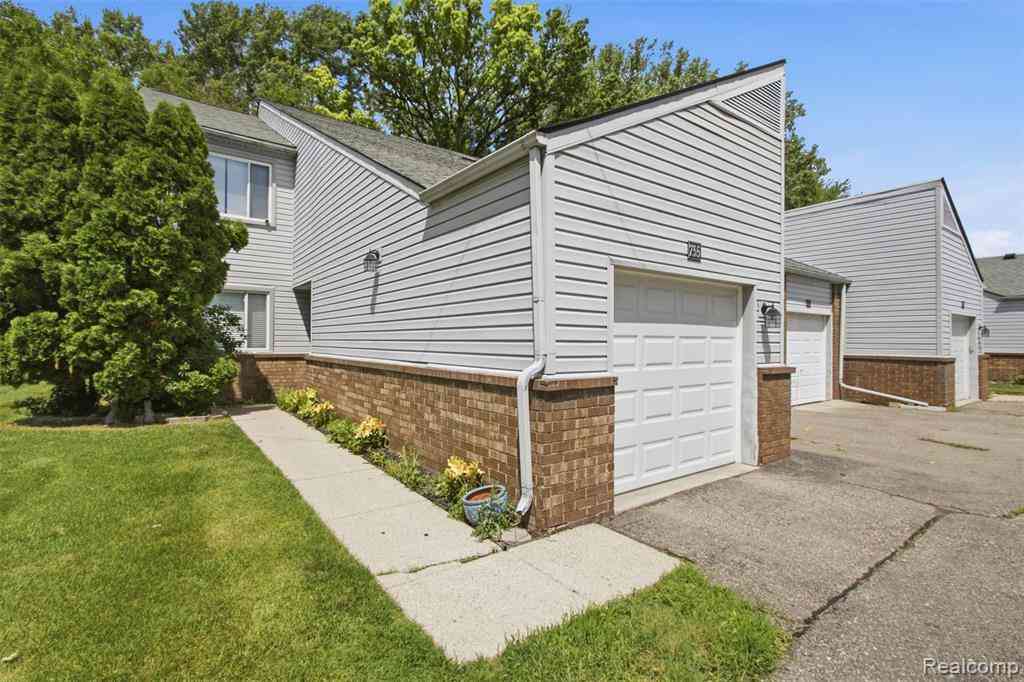 Condo For Sale - 735 Claire Pointe Circle <br/> Saint Clair Shores, MI 48081