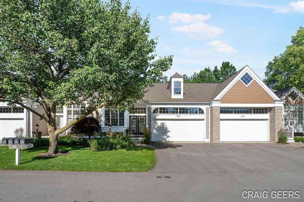 Condo For Sale - 2521 Forest Bluff Drive Se SE #27<br/> Grand Rapids, MI 49546