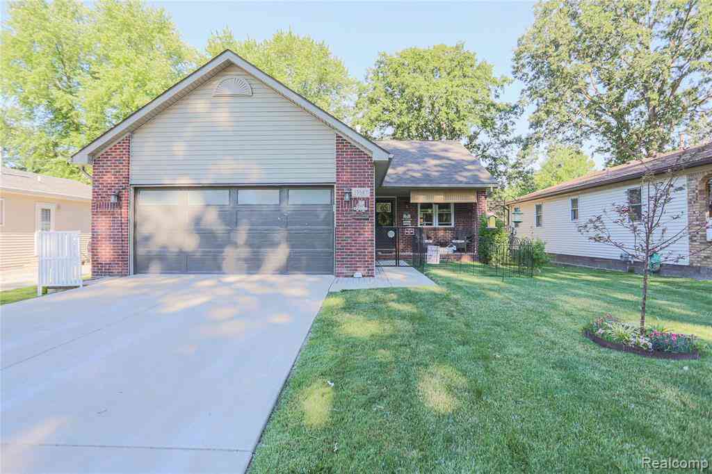 Homes For Sale - 39567 Macomber Street <br/> Harrison Township, MI 48045