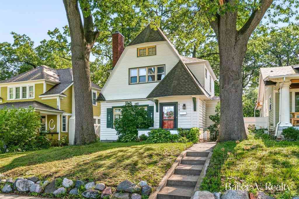 Homes For Sale - 910 Benjamin Avenue Se SE<br/> Grand Rapids, MI 49506