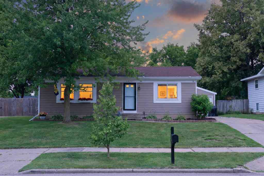 Homes For Sale - 1371 Beckwith Avenue Ne NE<br/> Grand Rapids, MI 49505