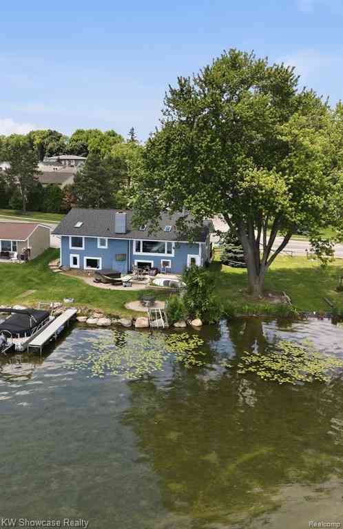 Homes For Sale - 301 S Pontiac Trail <br/> Walled Lake, MI 48390