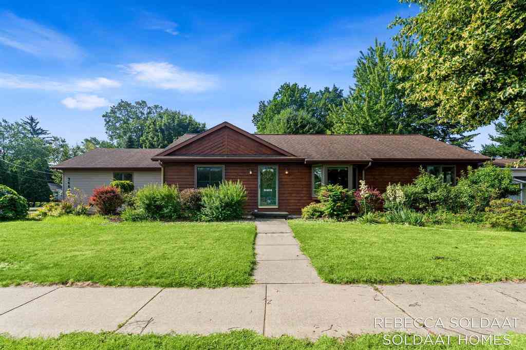 Homes For Sale - 3464 Leonard Street Nw NW<br/> Grand Rapids, MI 49534