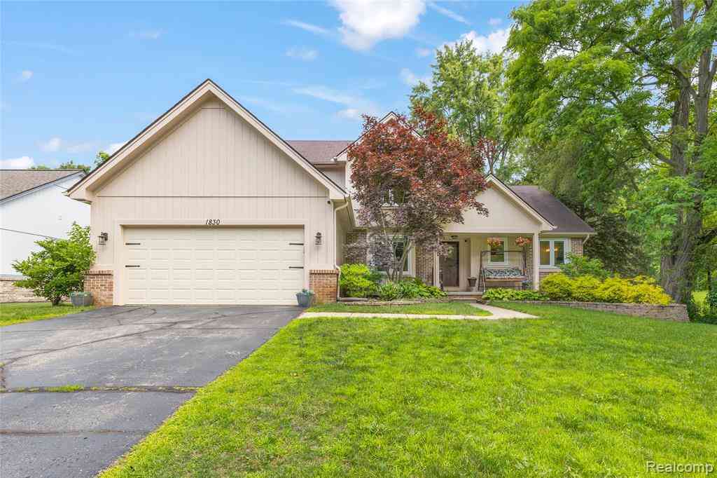 Homes For Sale - 1830 Megans Meadow Drive <br/> Commerce Twp, MI 48390