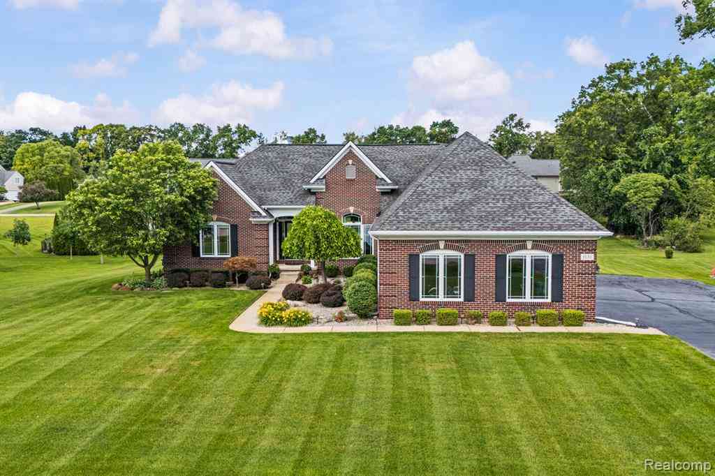 Homes For Sale - 1131 Thorn Ridge Drive <br/> Howell, MI 48843