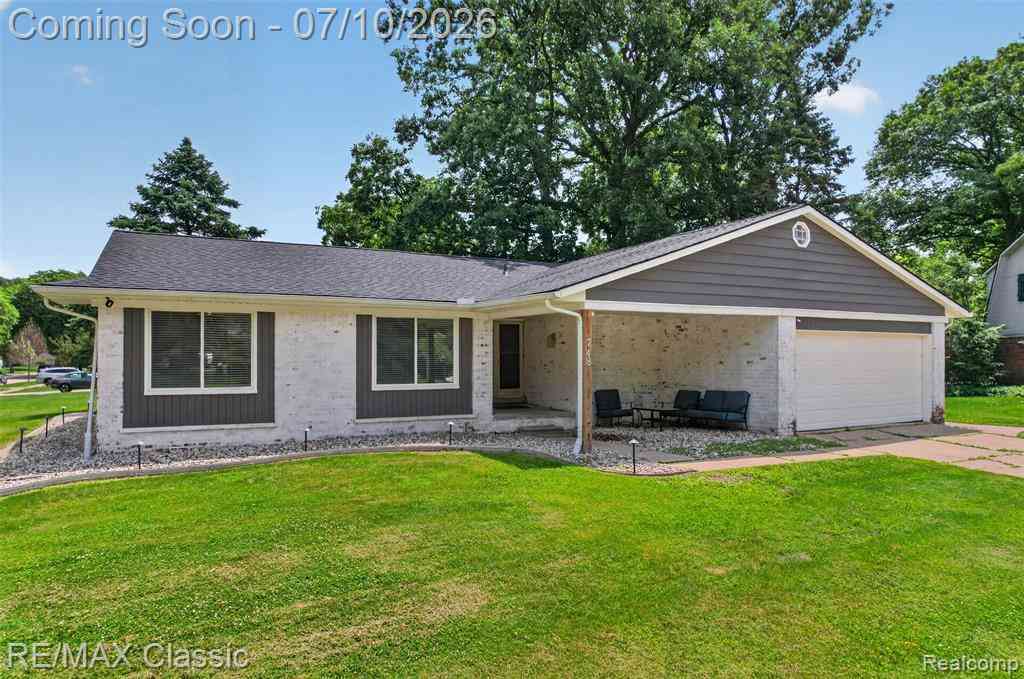 Homes For Sale - 748 Randall Drive <br/> Troy, MI 48085