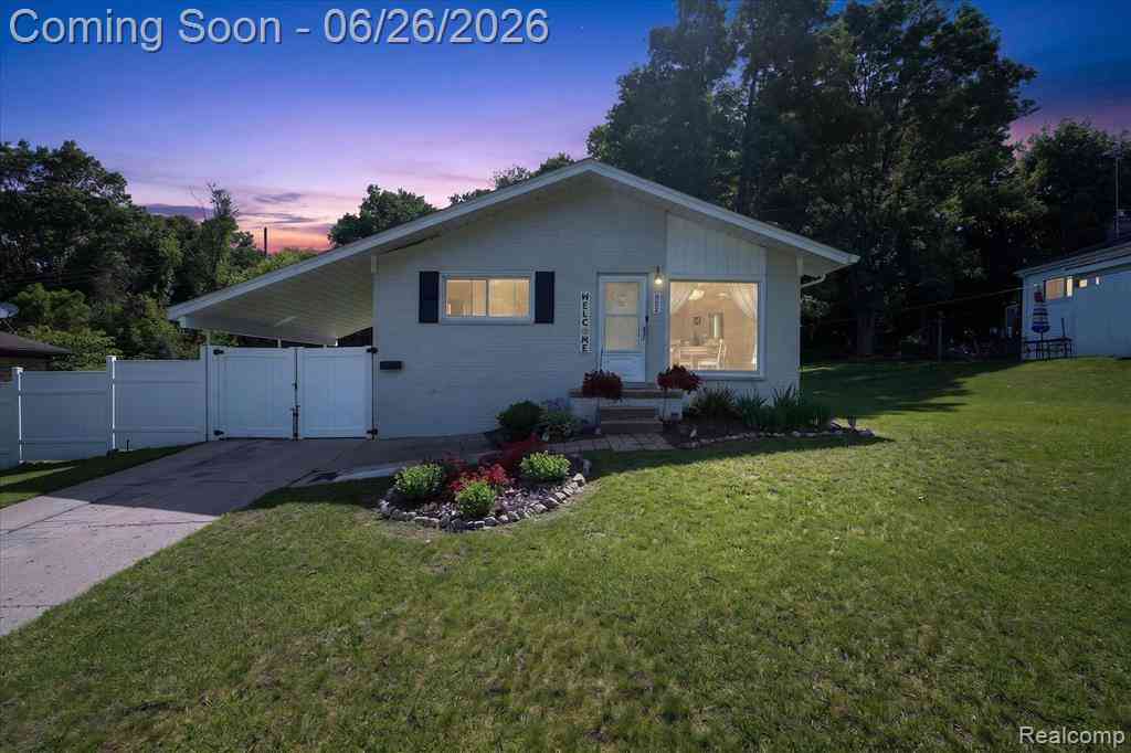 Homes For Sale - 852 Manor Drive <br/> Milford, MI 48381