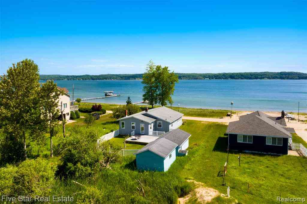 Homes For Sale - 2588 Lakeview Road <br/> Onekama, MI 49675
