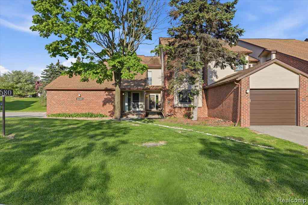 Condo For Sale - 6680 Ridgefield Circle  #101<br/> West Bloomfield, MI 48322