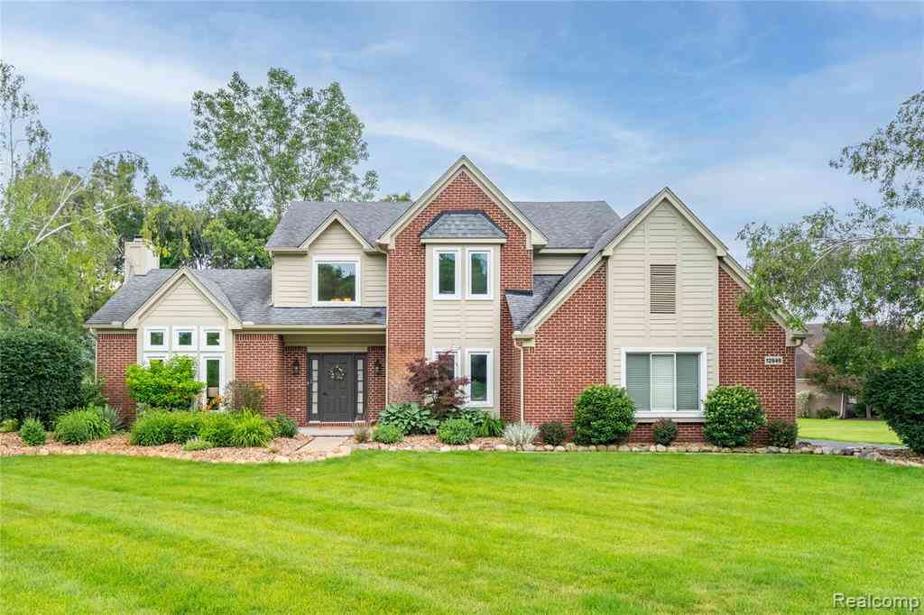 Homes For Sale - 12949 Millbrooke Way <br/> South Lyon, MI 48178