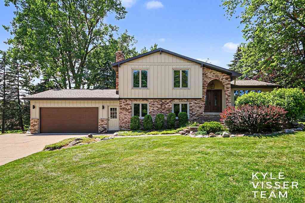 Homes For Sale - 3305 Olderidge Drive Ne NE<br/> Grand Rapids, MI 49525