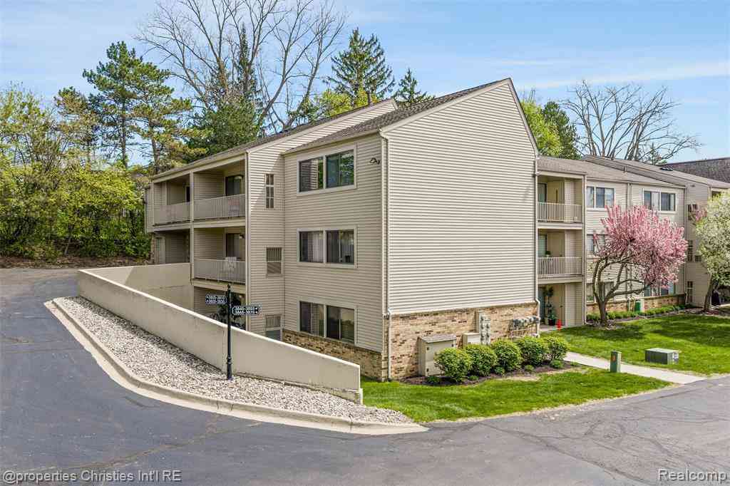 Condo For Sale - 3805 S Lone Pine Rd Road  #300<br/> West Bloomfield, MI 48323