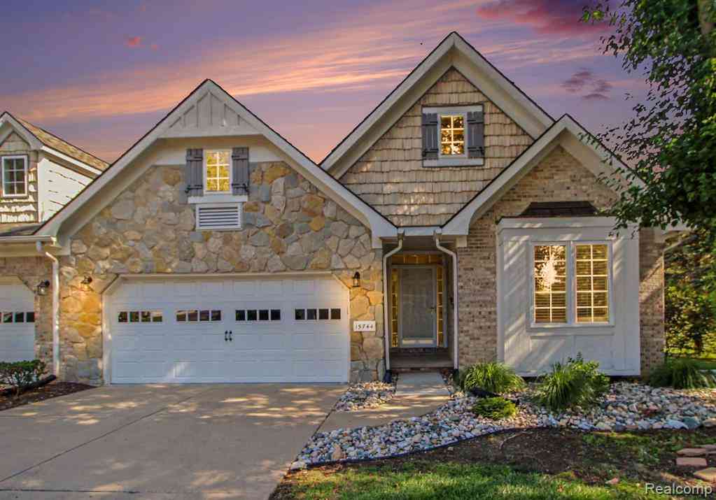 Condo For Sale - 15744 Hunters Grove <br/> Wayne County, Livonia, MI 48154