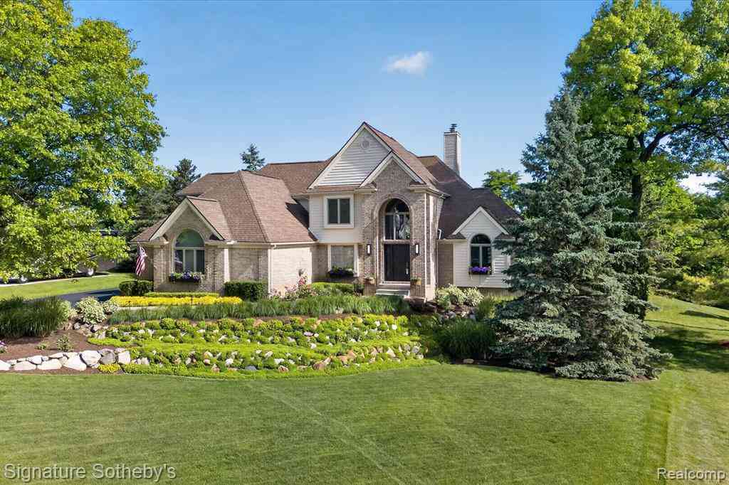 Homes For Sale - 9880 Boulder Court <br/> Davisburg, MI 48350