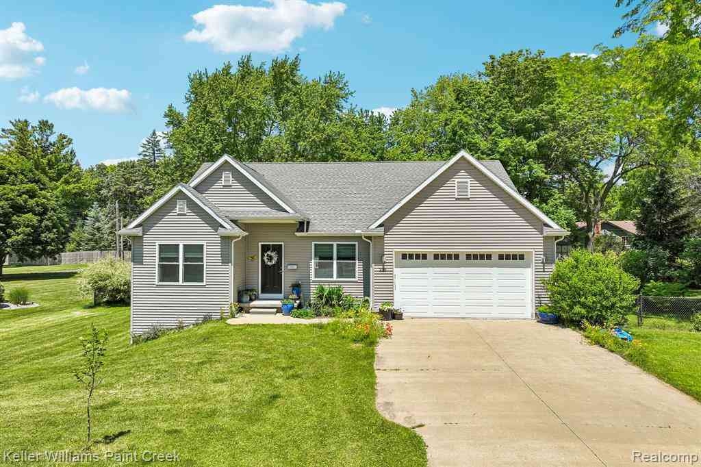 Homes For Sale - 225 E Caledonia Street <br/> Howell, MI 48843