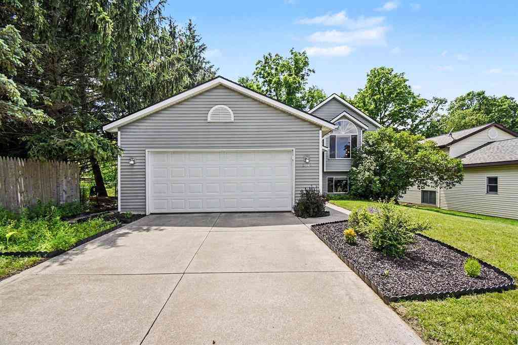 Homes For Sale - 3540 Breezewood Drive Se SE<br/> Grand Rapids, MI 49512