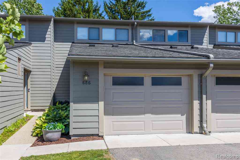 Condo For Sale - 686 Peninsula Court <br/> Ann Arbor, MI 48105