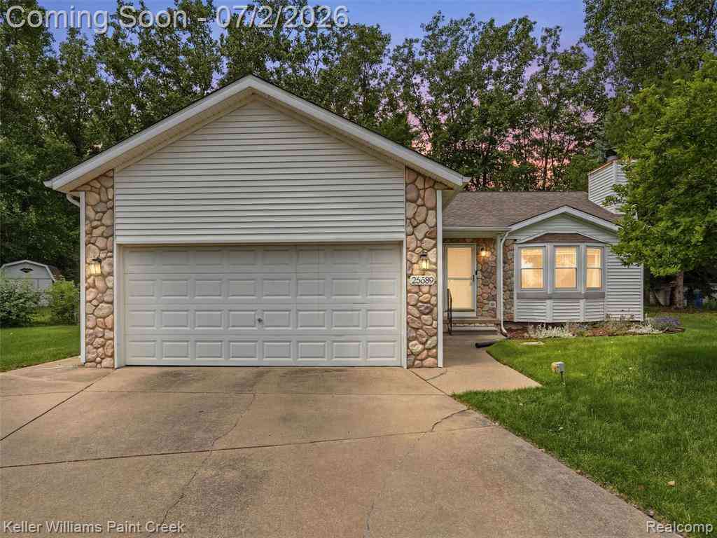 Homes For Sale - 25689 Peppertree Lane <br/> Macomb County, Warren, MI 48091