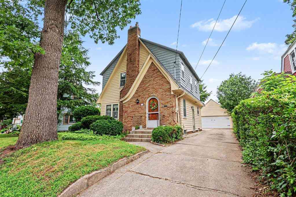 Homes For Sale - 825 Oaklawn Street Ne NE<br/> Grand Rapids, MI 49505
