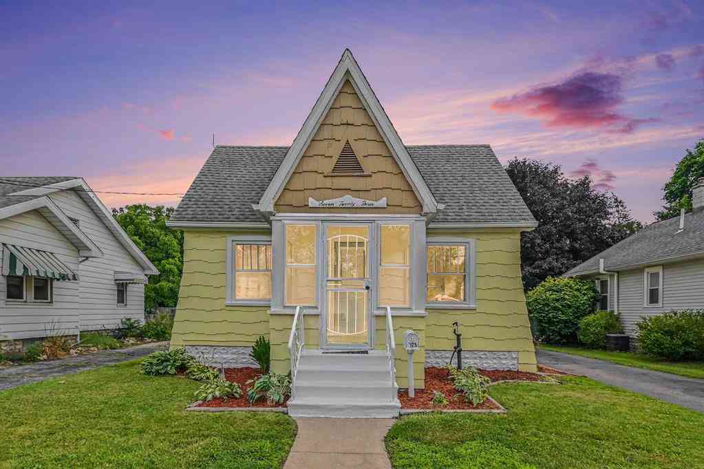 Homes For Sale - 723 N Elm Avenue <br/> Jackson, MI 49202