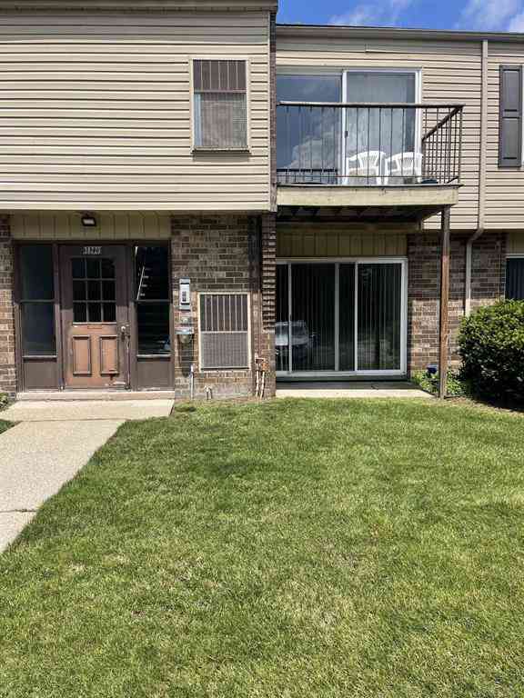 Condo For Sale - 38220 Fairway Court <br/> Macomb County, Clinton Township, MI 48038