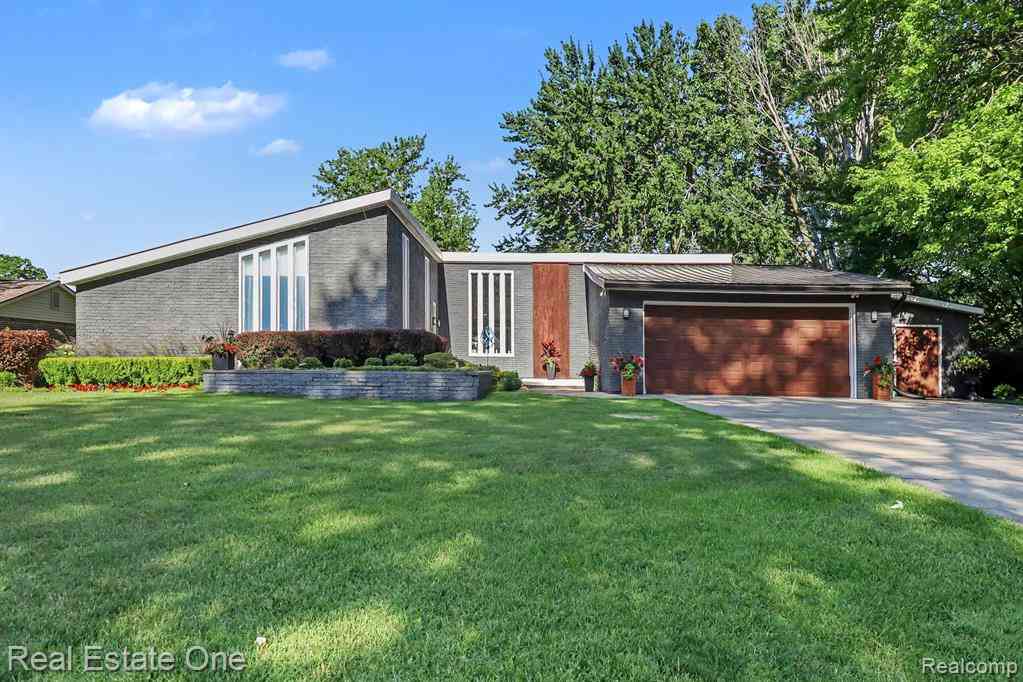 Homes For Sale - 310 Pine Tree Rd Road <br/> Lake Orion, MI 48362