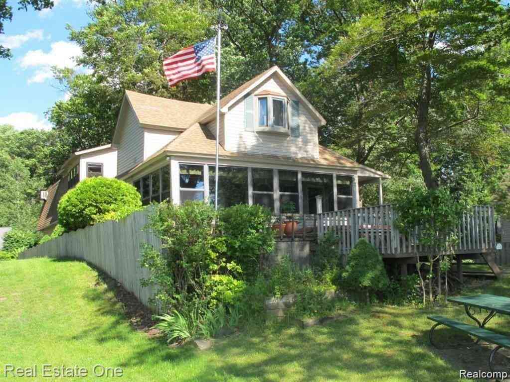 Homes For Sale - 5181 Burton Drive <br/> Pinckney, MI 48169