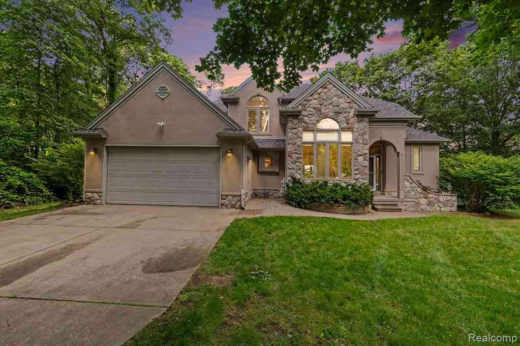 Homes For Sale - 13445 Chateau Cove Drive <br/> Holly, MI 48442