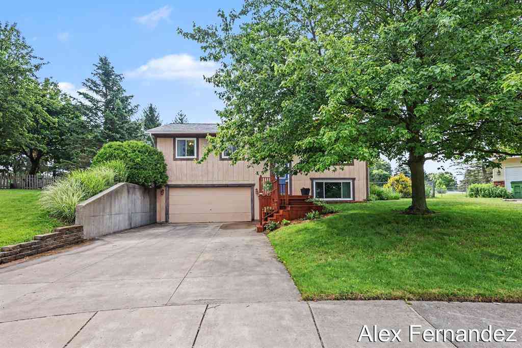 Homes For Sale - 5860 Valley Lane Drive Se SE<br/> Grand Rapids, MI 49508