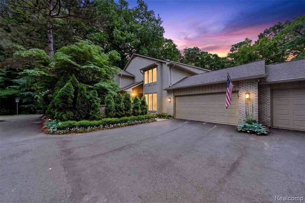 Condo For Sale - 1262 Woodcrest Circle <br/> Oakland County, Bloomfield Hills, MI 48304